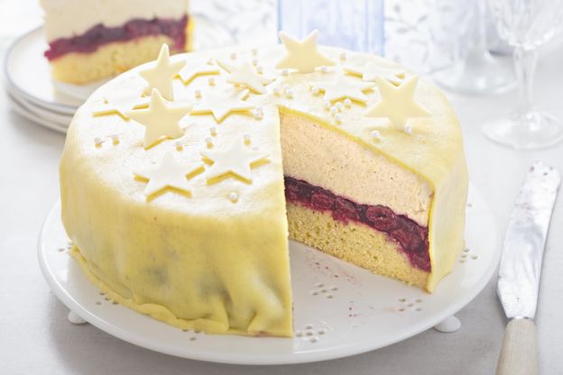 Weihnachtliche MArzipantorte mit Mohn-Kirschfüllung
