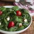 Salat mit Ziegenkäse, Tomaten und frischem Spinat