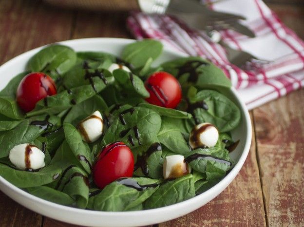 Salat mit Ziegenkäse, Tomaten und frischem Spinat