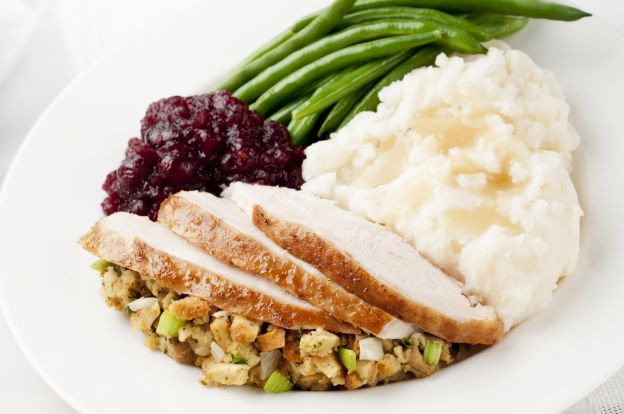 Die Anzahl der Kalorien, die ein erwachsener Amerikaner während des Thanksgiving Dinners zu sich nimmt...