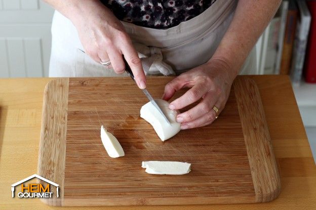 Mozzarella in Scheiben schneiden und 15 Minuten trocknen lassen