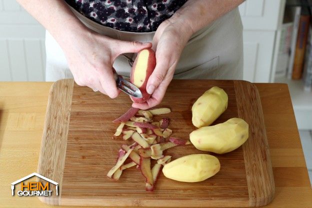 Die Kartoffeln schälen und abspülen