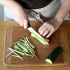 Schneidet die Zucchini in Scheiben