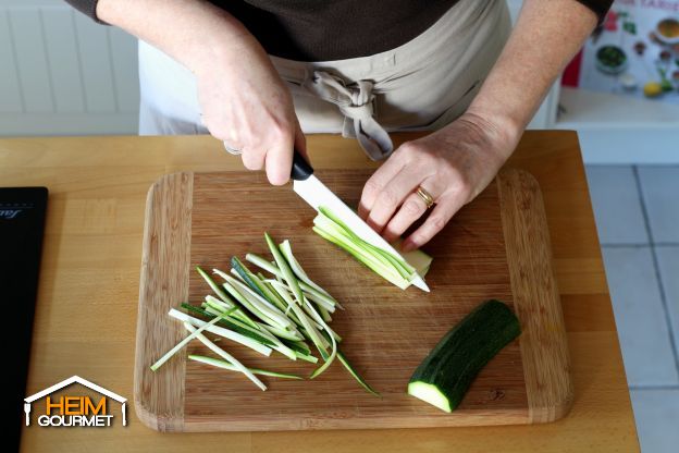 Schneidet die Zucchini in Scheiben