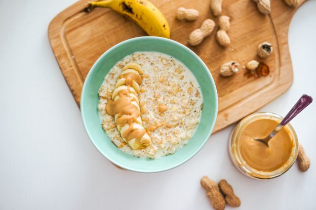 Porridge mit Erdnussmus