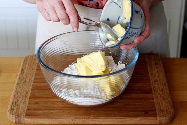Die Butter hinzugeben