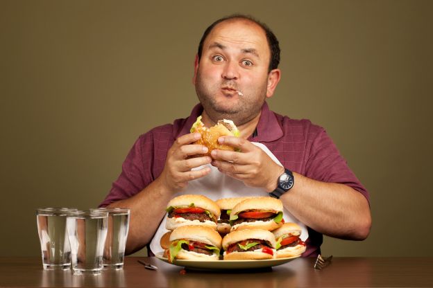 Zu große Portionen essen