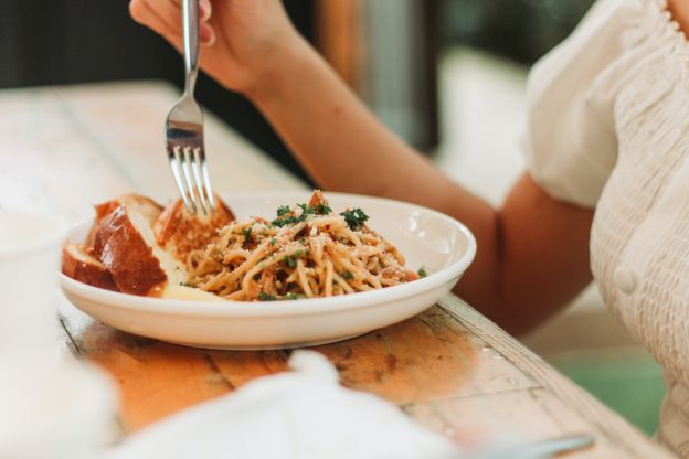 10. Pasta von (Knoblauch)Brot begleitet essen