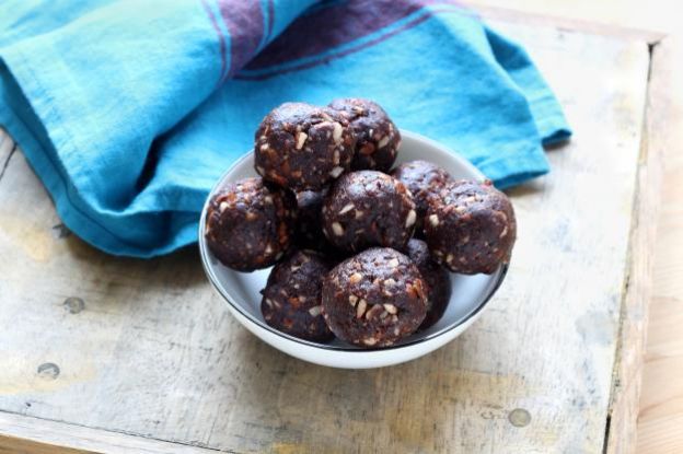 Figurbewusst naschen mit Raw-Food Pralinen