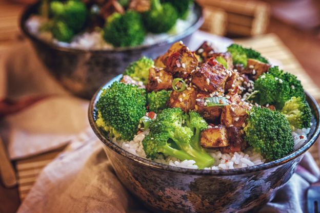 Vegane Poke Bowl mit Brokkoli und Tofu