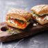 Sandwiches mit Lachs und Feta