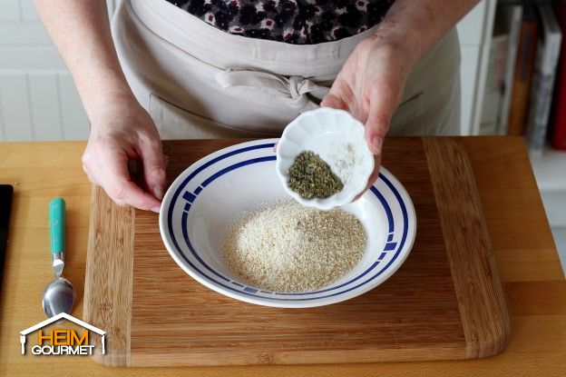 Mehl und Kräuter der Provence in einen tiefen Teller geben