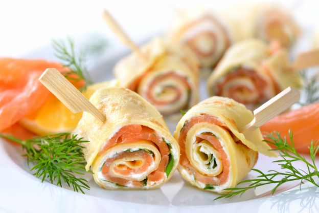 Pfannkuchenröllchen mit Lachs