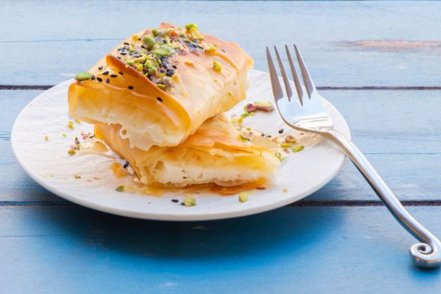 Knusprige Filoteig-Röllchen mit Feta, Honig und Pistazien