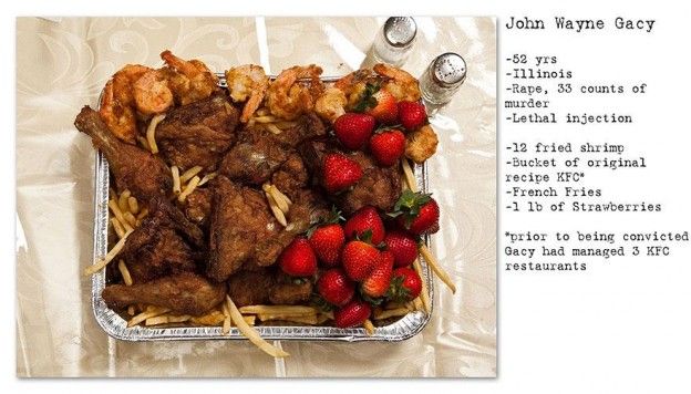 Gebratene Garnelen, KFC Hühnchen, Pommes frites und Erdbeeren