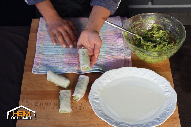 Die restlichen Frühlingsrollen herstellen
