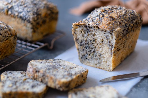 Quinoa-Brot mit Chiasamen und Zucchini