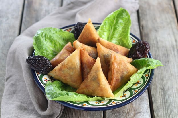 Teigtaschen mit Hühnchen und getrockneten Pflaumen