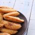 Empanadas gefüllt mit Äpfeln und Camembert