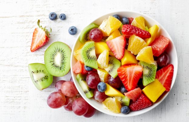 Milch, Obstsalat und Brot