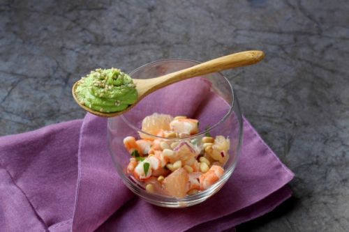 EDLER APERITIF: Grapefruit-Garnelen-Salat mit Avocadopüree