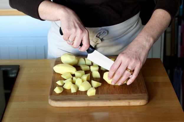 Die Kartoffeln würfeln