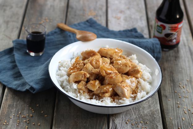 Karamelisierte Hähnchenbrust mit Sesam auf Reis