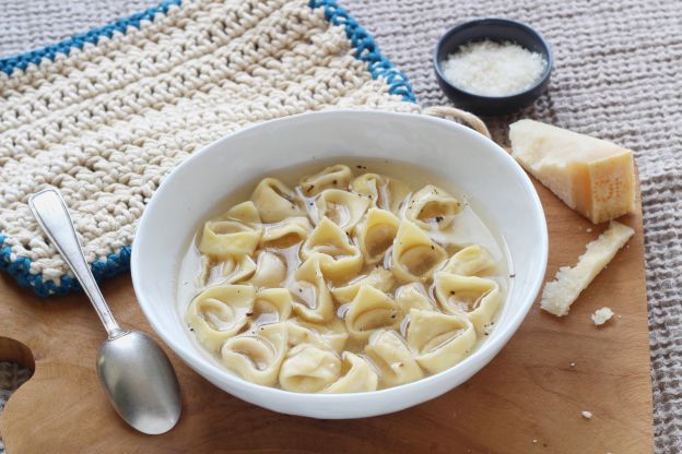 Selbstgemachte Tortellini in würziger Bouillon