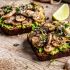 Roggenbrot mit Champignons und Avocadocreme