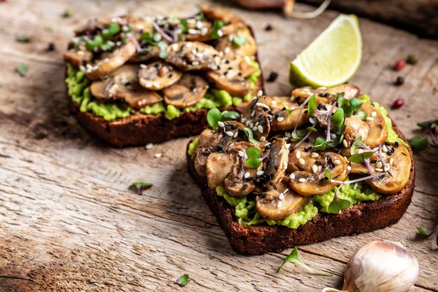 Roggenbrot mit Champignons und Avocadocreme