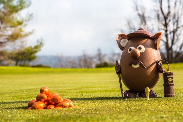 Swingy, das golfspielende Schokoladen-Maskottchen