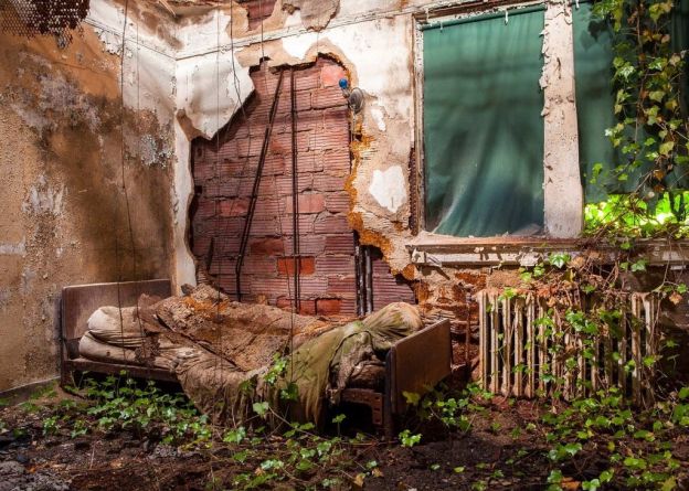 Ein Krankenbett in der verlassenen Trenton Psychatrie in New Jersey, USA