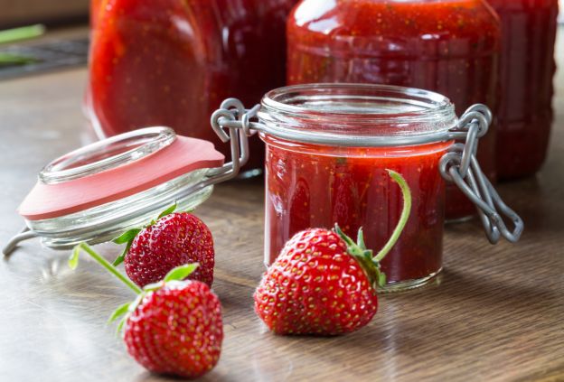 Erdbeermarmelade im glas für zuhause