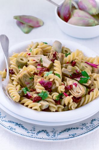 Salat mit Nudeln und Artischocken