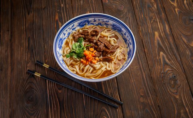 Ramen mit Rind und Karotte