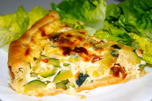 Quiche mit Zucchini, getrockneten Tomaten und Ziegenkäse