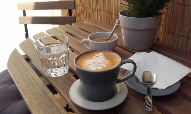 Zum Espresso gehört ein Glas Wasser