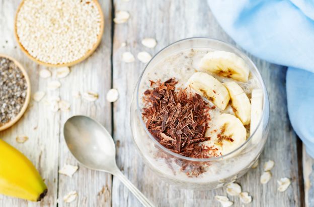 Ungekochter Haferbrei mit Banane und Schokolade