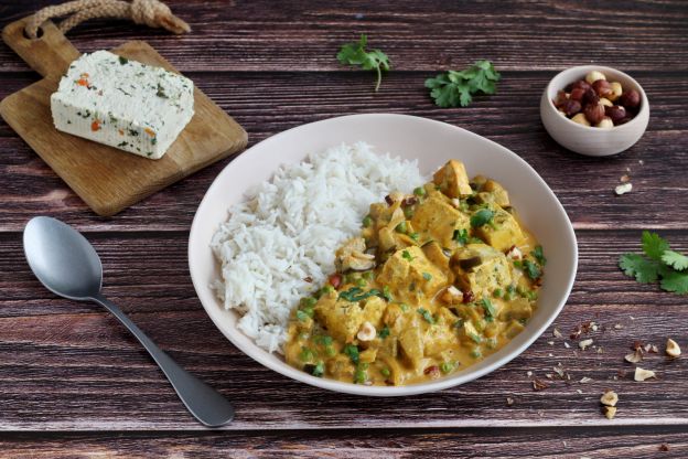Leckeres Curry mit Haselnüssen und Tofu