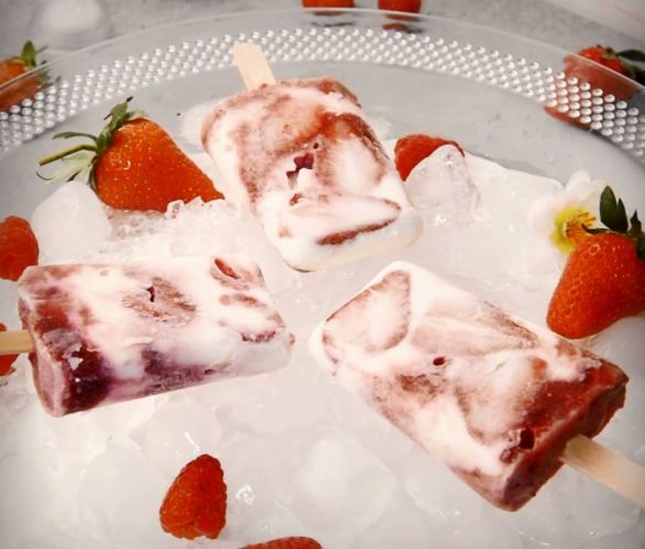 Himbeer-Erdbeer-Popsicles mit griechischem Joghurt
