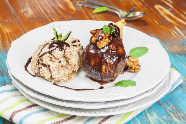 Dessert Menü 2: Veganes Walnusseis mit Schokoladenbirne