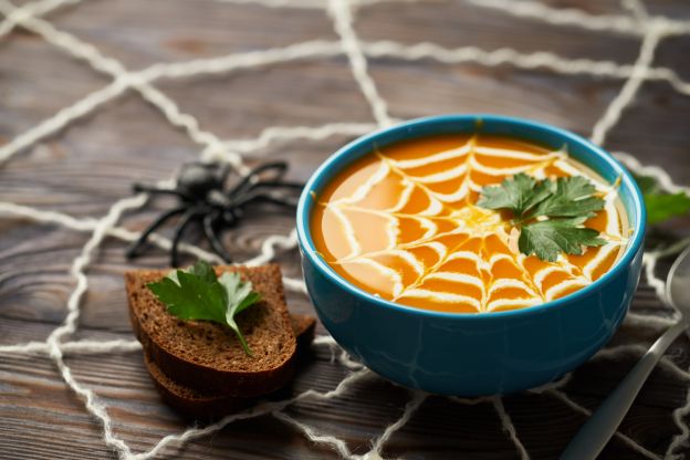 Kürbissuppe mit cremigem Spinnennetz