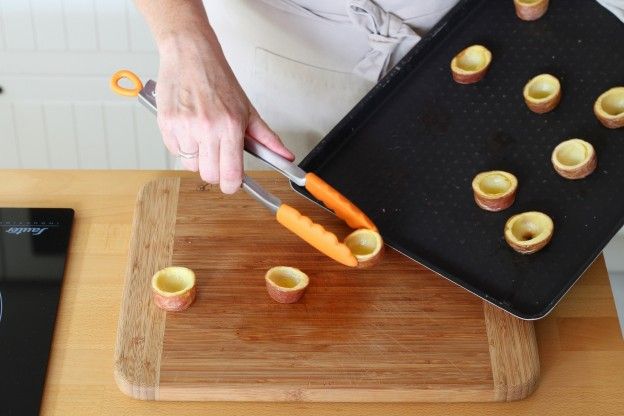 Die gebackenen Kartoffeln vom Backblech nehmen