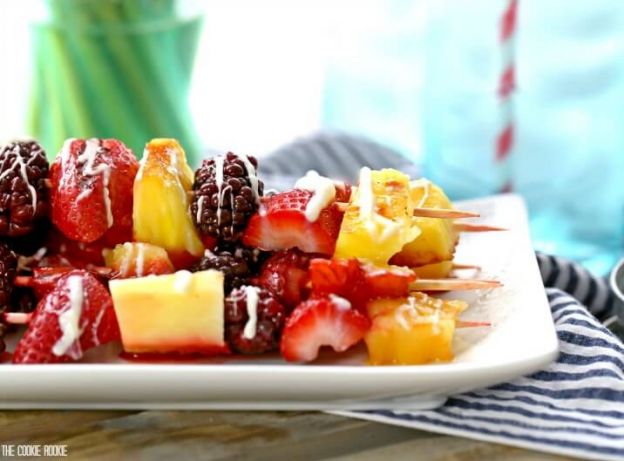 Gegrillter Früchte-Spiess mit weißer Schokolade