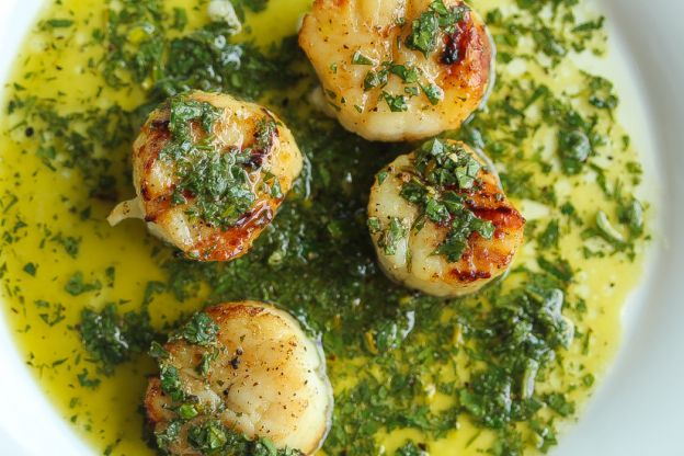 Gegrillte Jakobsmuscheln mit zitroniger Salsa Verda