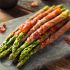 Eingewickelter grüner Spargel