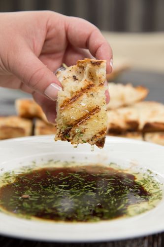 Gegrilltes Brot mit Rosmarinöl zum Dippen