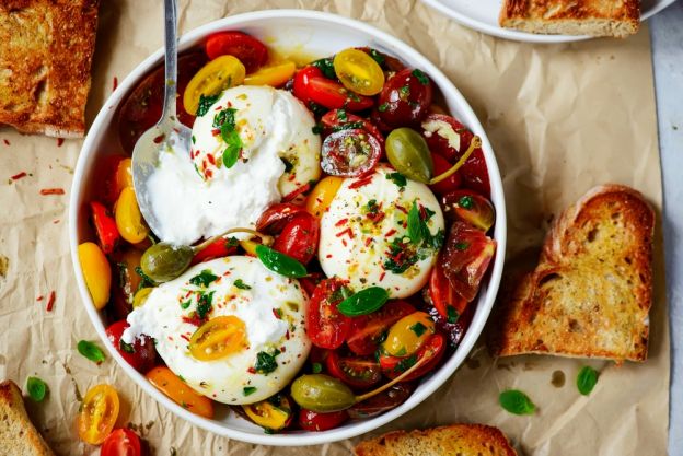 Kirschtomaten-Burrata-Salat mit Knoblauch-Vinaigrette