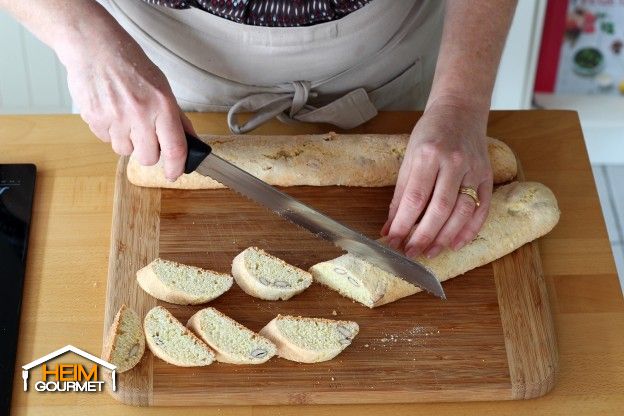 Die Cantuccini schneiden
