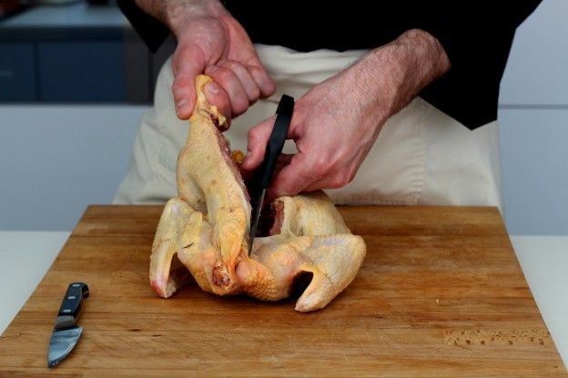 Das Huhn bis zum Ende auseinander schneiden